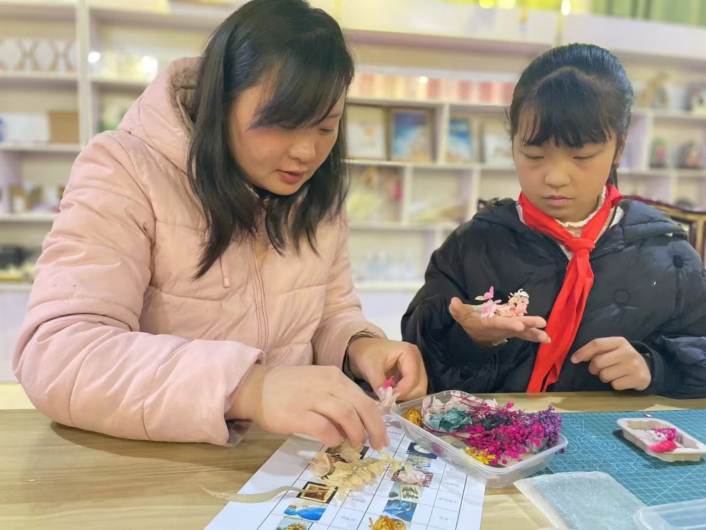 江苏省徐州经开区徐庄镇岳庄村关工委开展“大手牵小手 童心向未来”手工花DIY活动