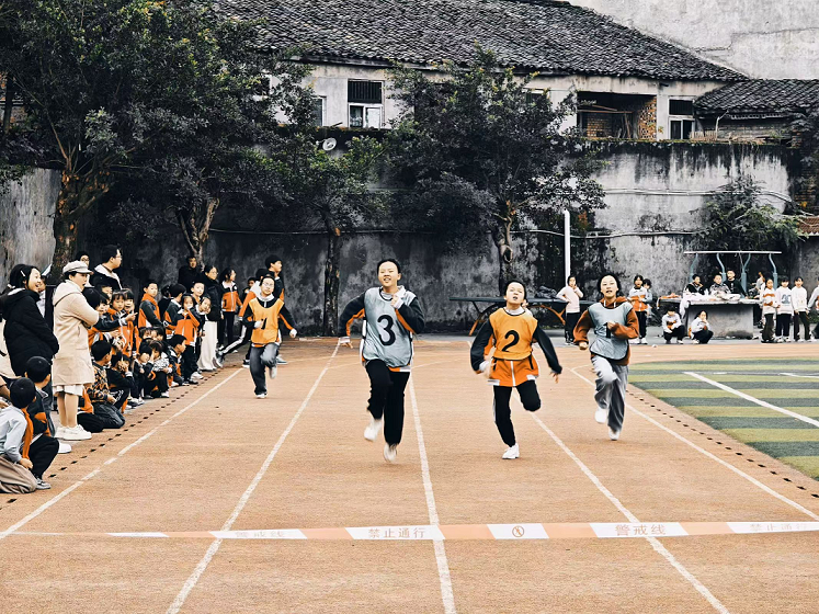 趣”享运动 当“燃”精彩 ——四川省自贡市富顺县龙万乡九年制学校举行师生运动会