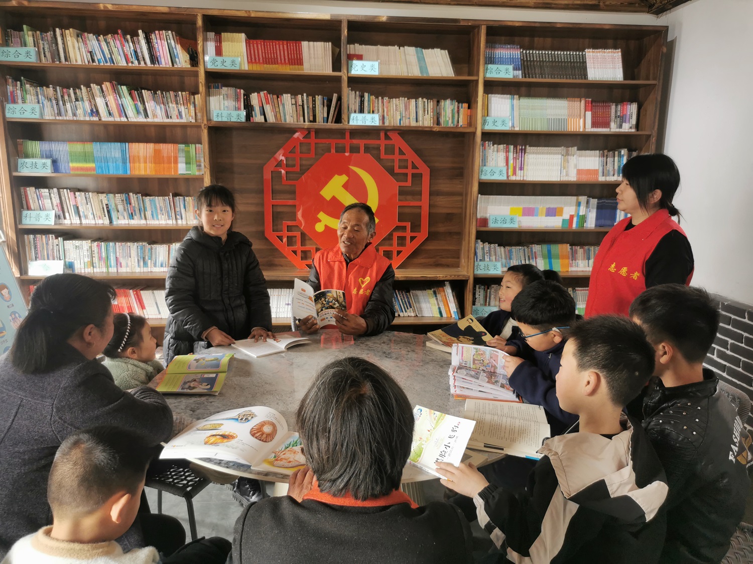 江苏省徐州经开区徐庄镇龙田村关工委开展“书香润童心 阅读伴成长”亲子阅读活动