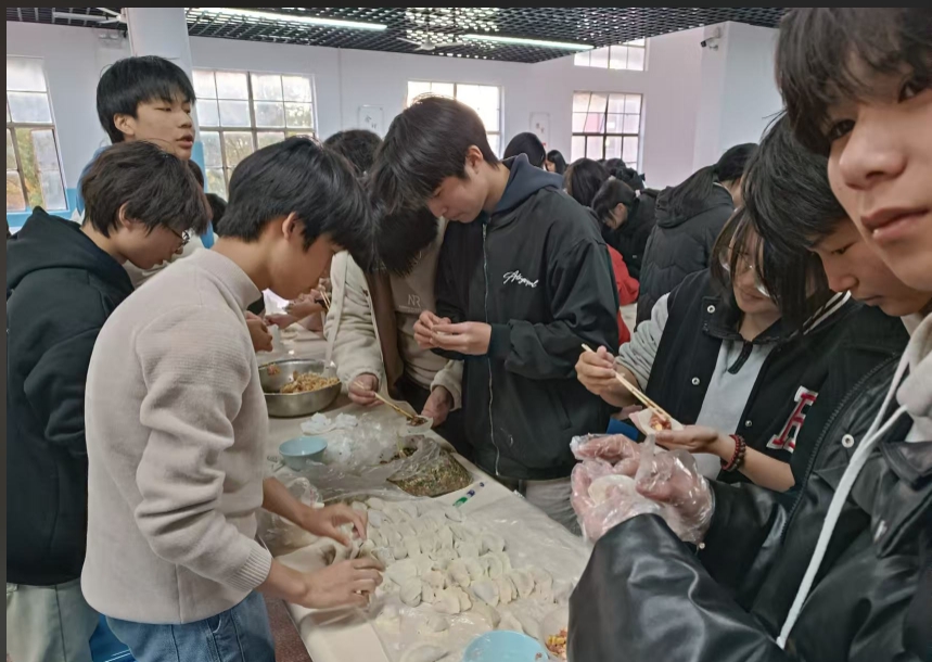江西抚州崇仁二中关工委组织高二学生开展“巧手包饺子，劳动促成长”综合实践活动