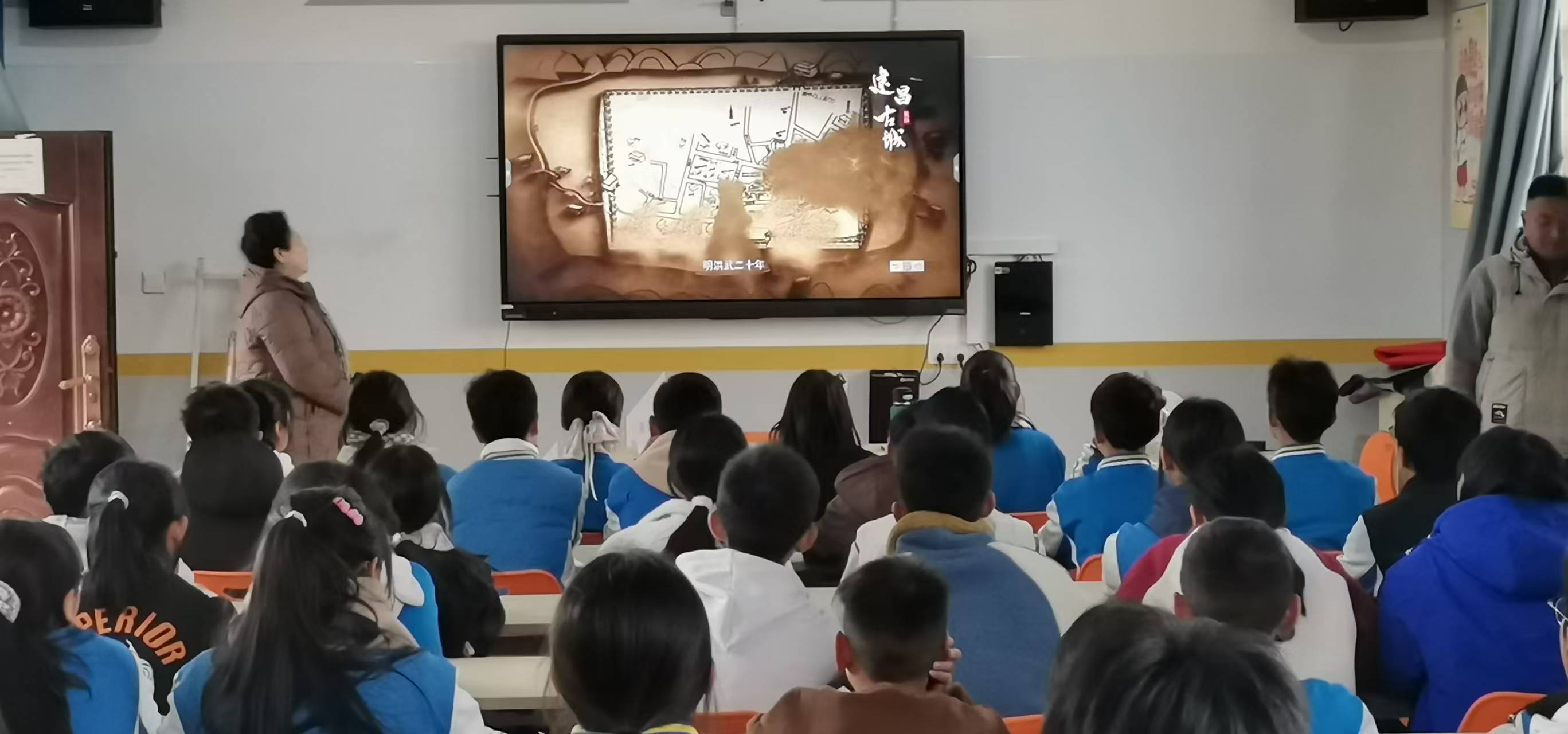西昌市关工委“五老”宣讲团到西乡中学开展“讲述遗蕴凉山事，穿越古今雟州城”主题宣讲活动