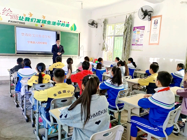 四川省凉山州宁南县人民检察院到挂包联系镇开展“书记讲禁毒”专题活动暨禁种踏查工作