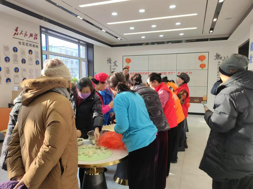 黑龙江省牡丹江市阳明区前进街道机车西社区关工小组开展“团圆冬至 幸福将至”包饺子活动