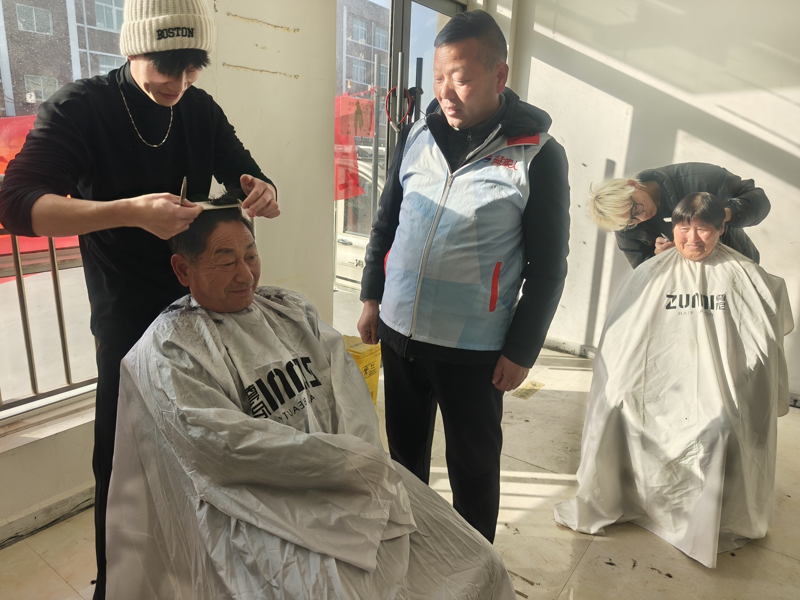 江苏省徐州经开区徐庄镇王桥村关工委：“爱心义剪 温暖银龄”