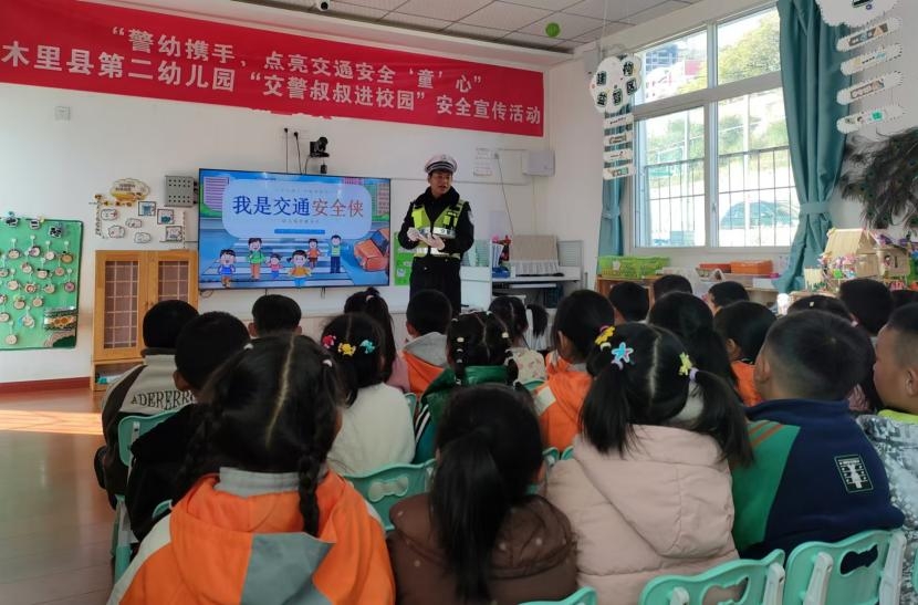 浙江宁波市惠风社区党委和木里县城关小学关工委开展“爱在身边 情暖童心 圆梦微心愿”活动