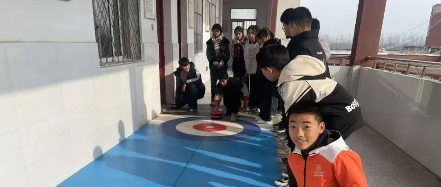 江苏省徐州市铜山区单集实验小学关工委举办校园冰壶训练活动