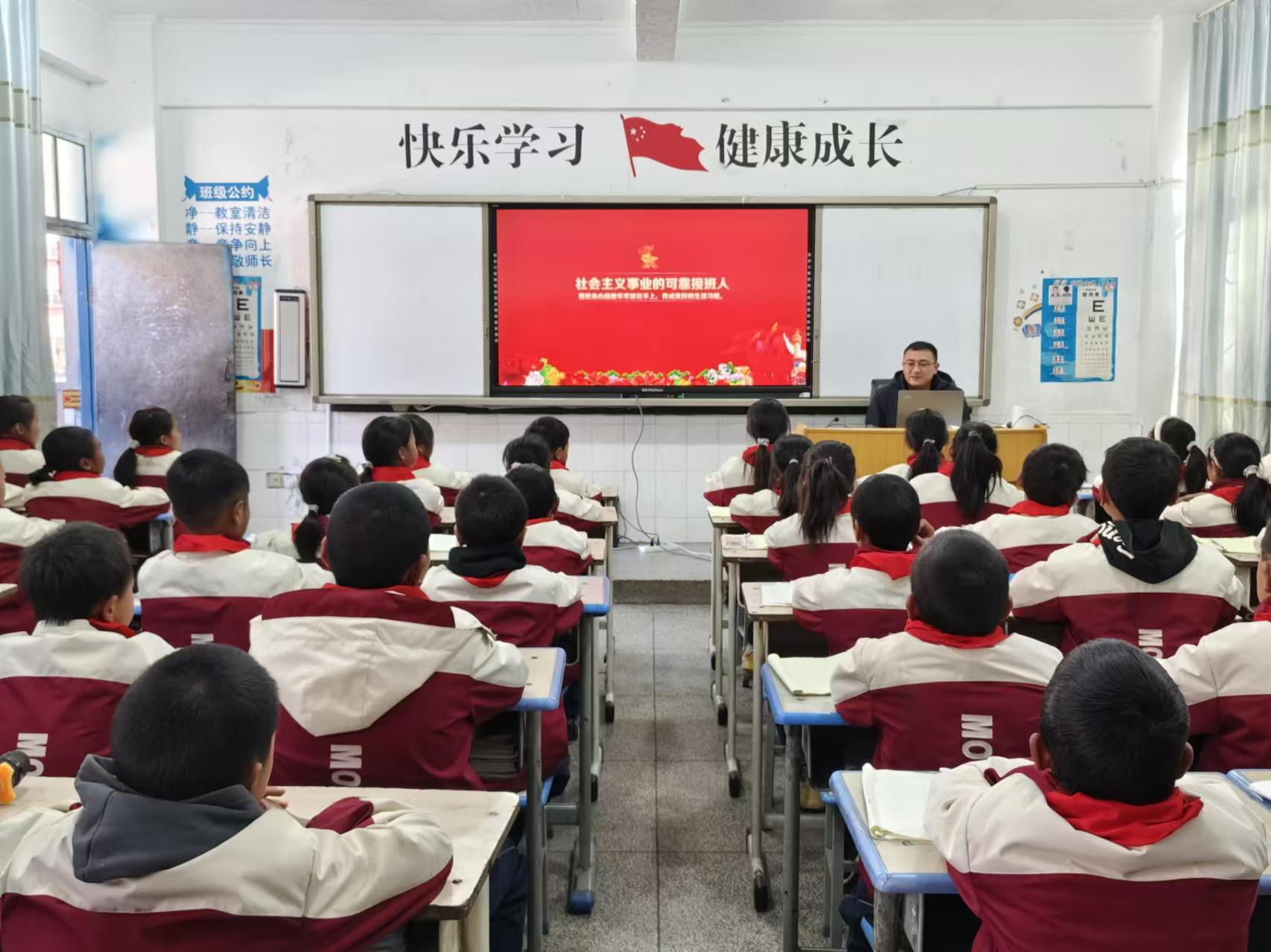 关爱明天，护航成长——四川省凉山州盐源县关工委主任到老盐塘小学上思政课并开展关爱活动