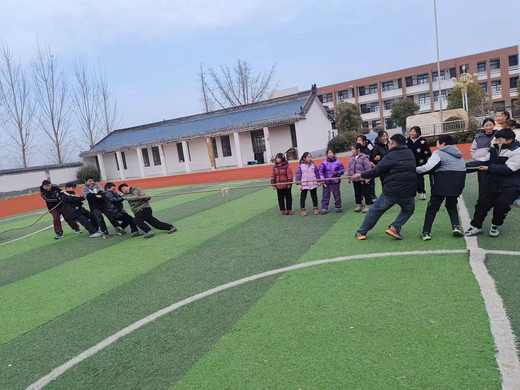 凝“绳”聚力，力“拔”山河——江苏省徐州市铜山区何桥镇张集小学关工委组织开展拔河比赛