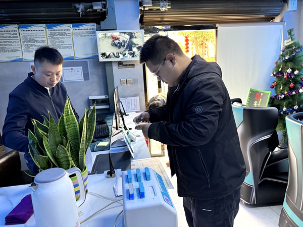四川省凉山州宁南县松新镇关工委开展节前网吧检查营造安全上网环境