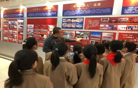 追寻铁人足迹  弘扬铁人精神 	            ——黑龙江省大庆市让胡路区东湖三小关工小组开展铁人纪念馆研学活动