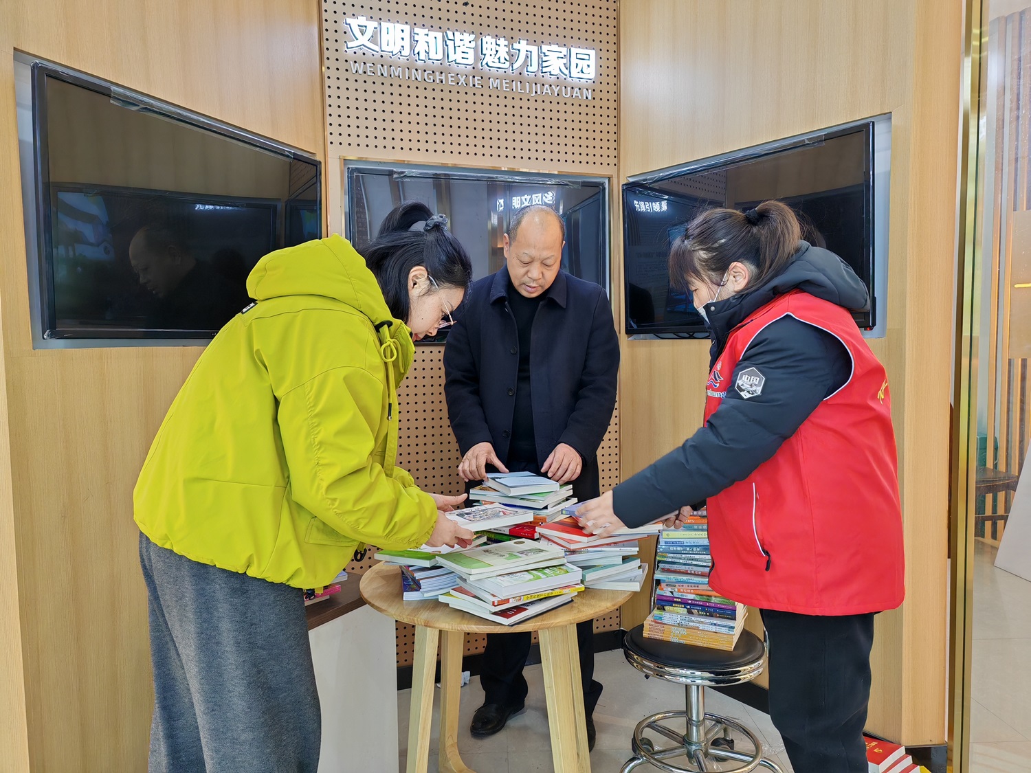 江苏省徐州经开区徐庄镇龙田村关工委开展农家书屋添“新粮”全民阅读更有“料”活动