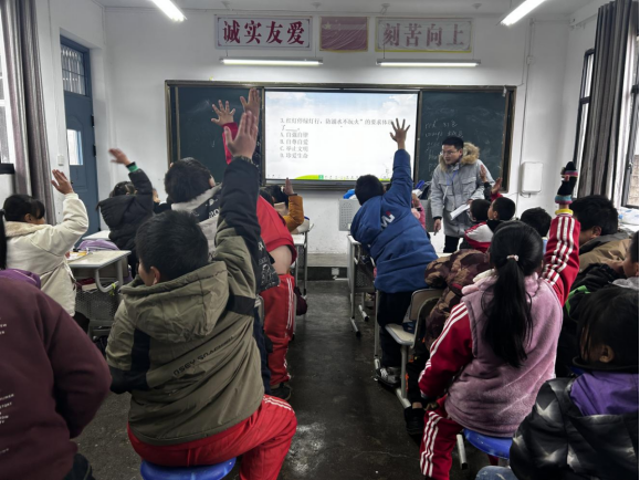 贵州省贵阳市乌当区羊昌镇进校园开展法律知识竞答活动