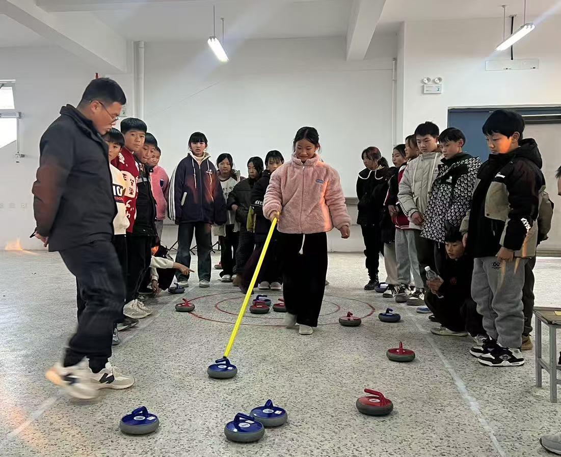 冰壶少年展风采，校际交流促成长——江苏省徐州市铜山区何桥镇小学关工委举行旱地冰壶学校交流赛