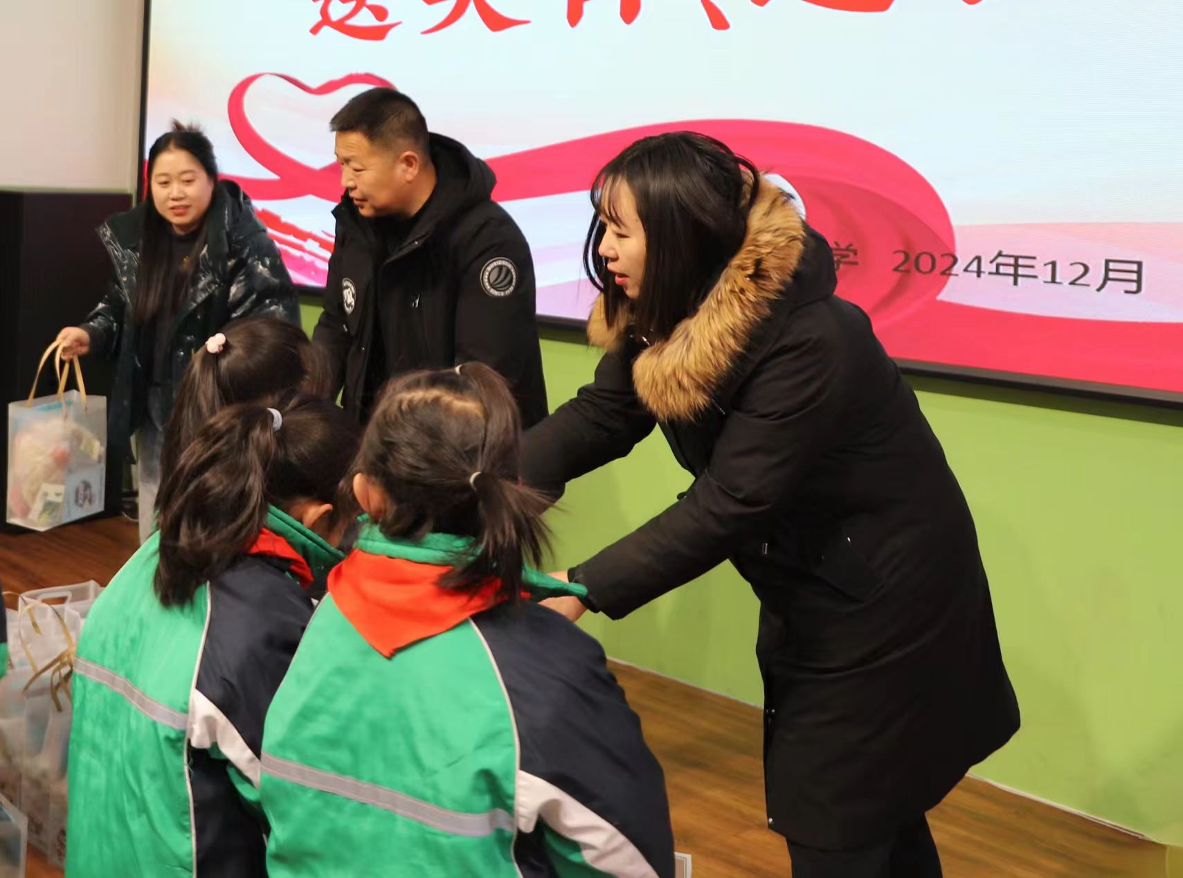  内蒙古自治区赤峰市翁牛特旗乌丹第二小学关工委联合旗妇联开展“暖冬行动助童成长”活动