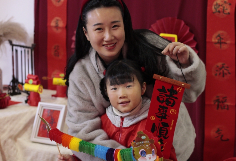 江西抚州崇仁县第三幼儿园关工委开展“蛇年瑞气盈满园，亲子欢腾贺新元”家委元旦联欢活动