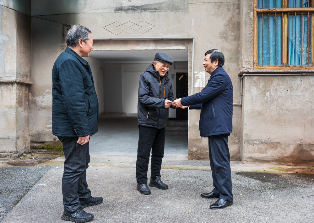 南充市营山县开展 “五老志愿者” 慰问活动