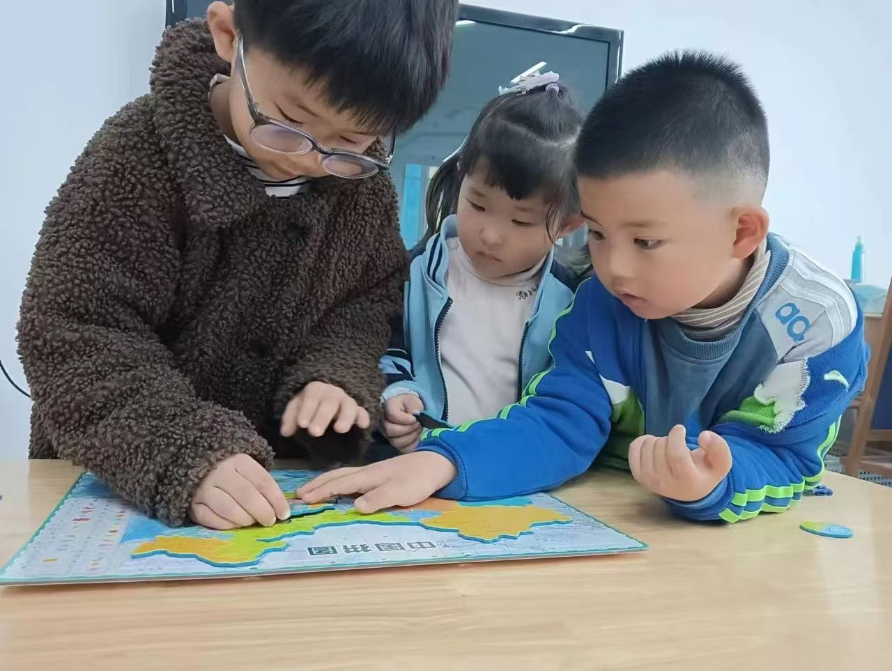 徐州经济技术开发区徐庄镇重埠村关工委走进重埠村幼儿园开展“祖国在我心中—认识中国地图 ”DIY拼图活动