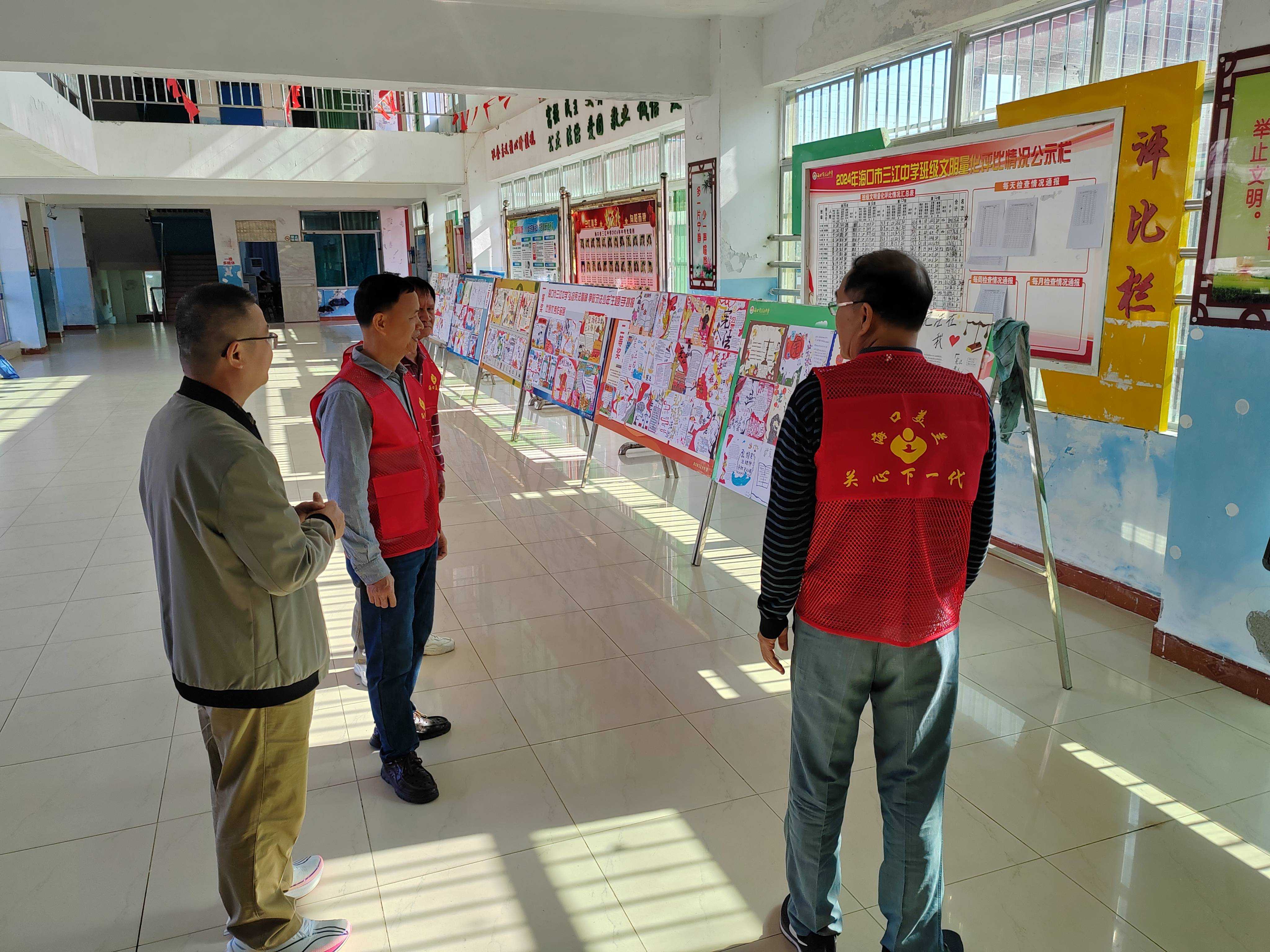 海南省海口市美兰区关工委领导 到海口市三江中学了解、指导学校法治宣传教育工作