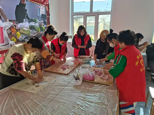 黑龙江省牡丹江市阳明区前进街道富江社区 关工小组开展“饺至情深 冬日暖阳”包饺子活动