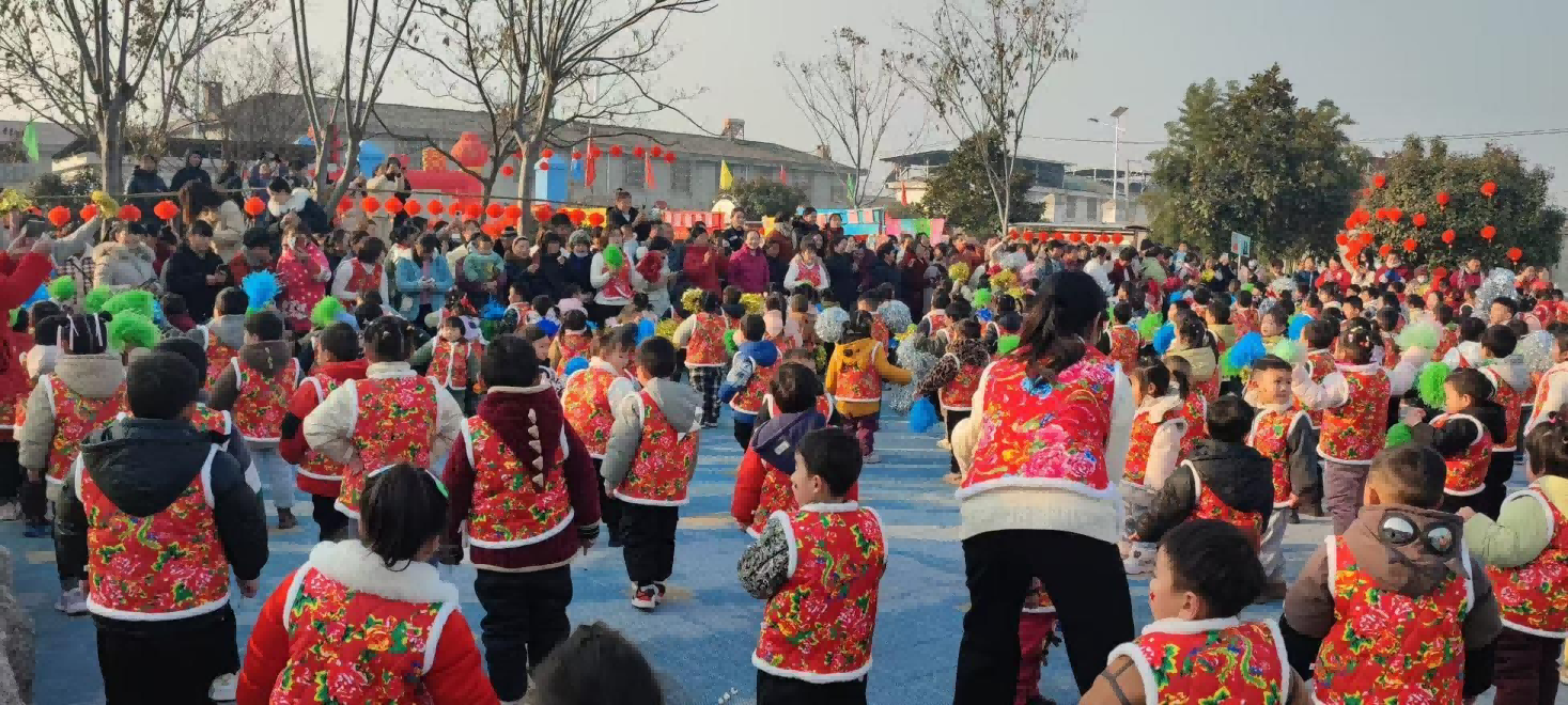 热热闹闹赶大集，家校共育谱新篇
