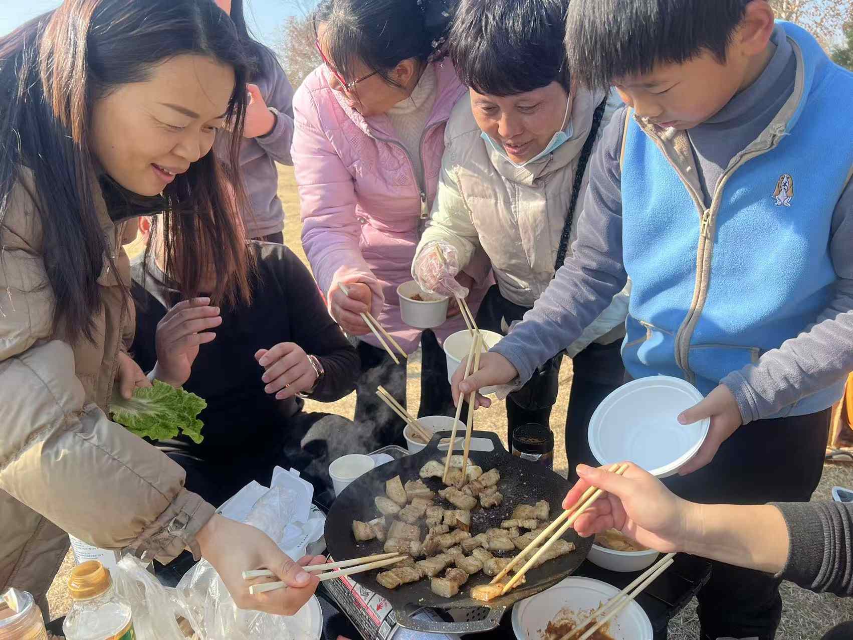 合肥市烟墩街道欣园社区关工委开展“亲子野餐时光 邂逅自然美好”为主题的亲子户外野餐烧烤活动
