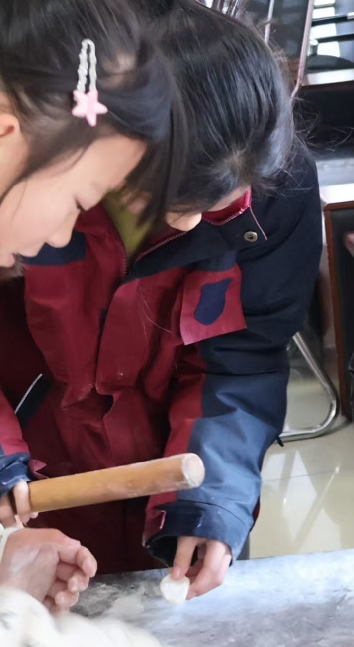 江苏省徐州市铜山区汉王汉王实验小学关工委开展师生包饺子活动庆贺新年的到来