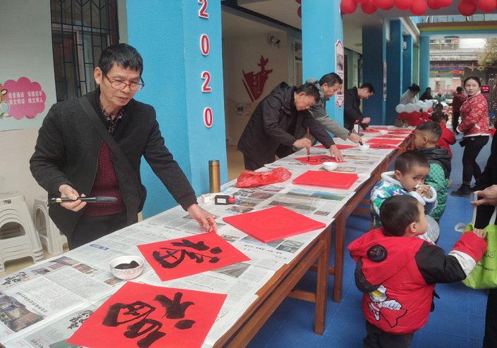 贵州省黔南州三都县关工委携手县老年书画会“五老”到学校开展“翰墨飘香传薪火 丹青溢彩润童心”活动