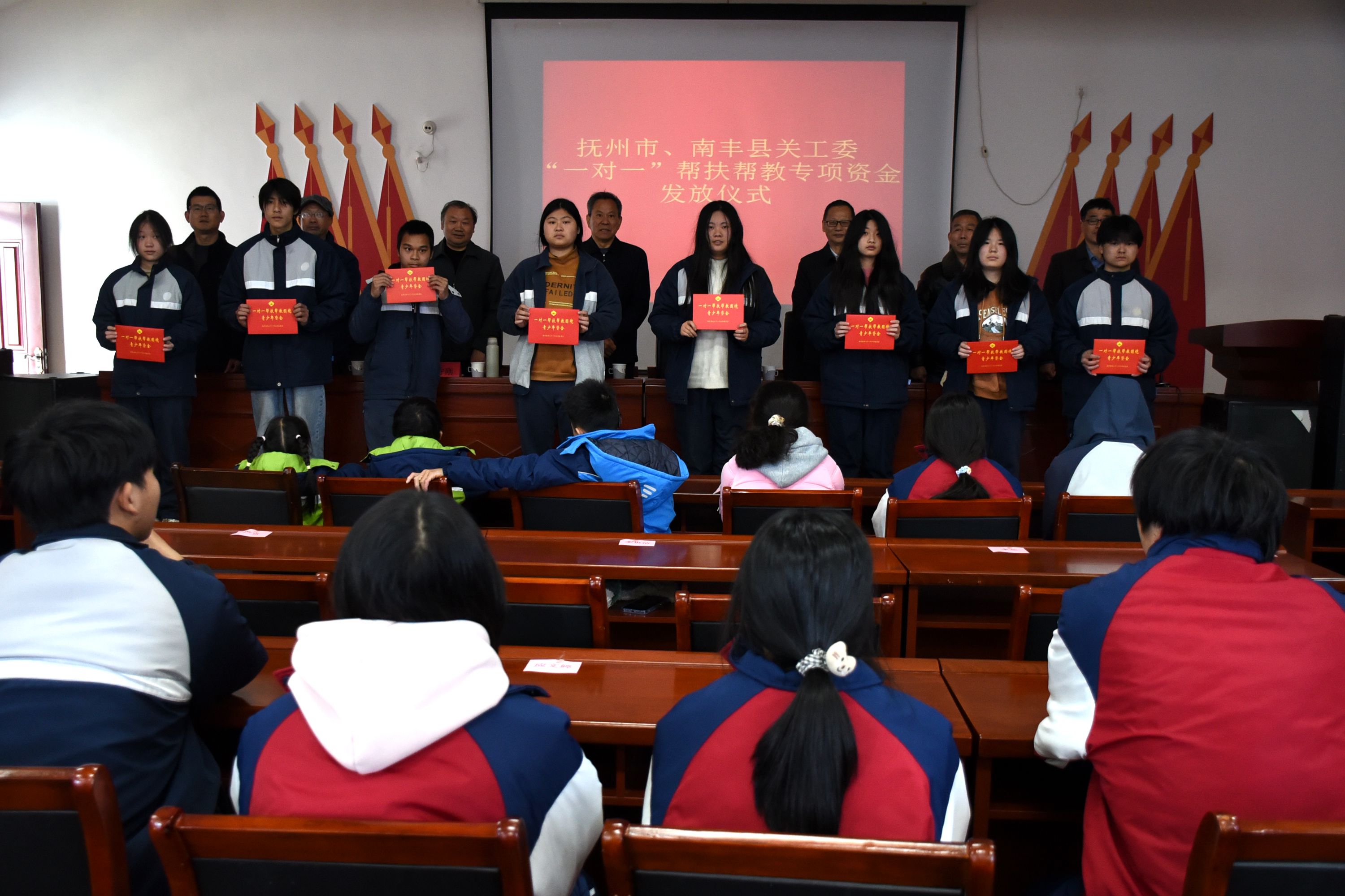抚州市关工委、南丰县关工委 “一对一”帮扶帮教专项资金发放仪式走进南丰中等专业学校
