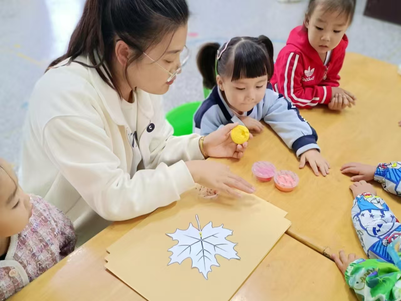 江苏省徐州经开区徐庄镇王桥村关工委开展“‘手’护童心 快乐童趣”创意手工活动