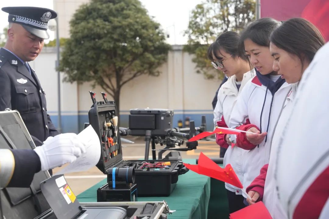 警营探秘，守护平安——四川省凉山州盐源县关工委组织学生参加“警营开放日”活动