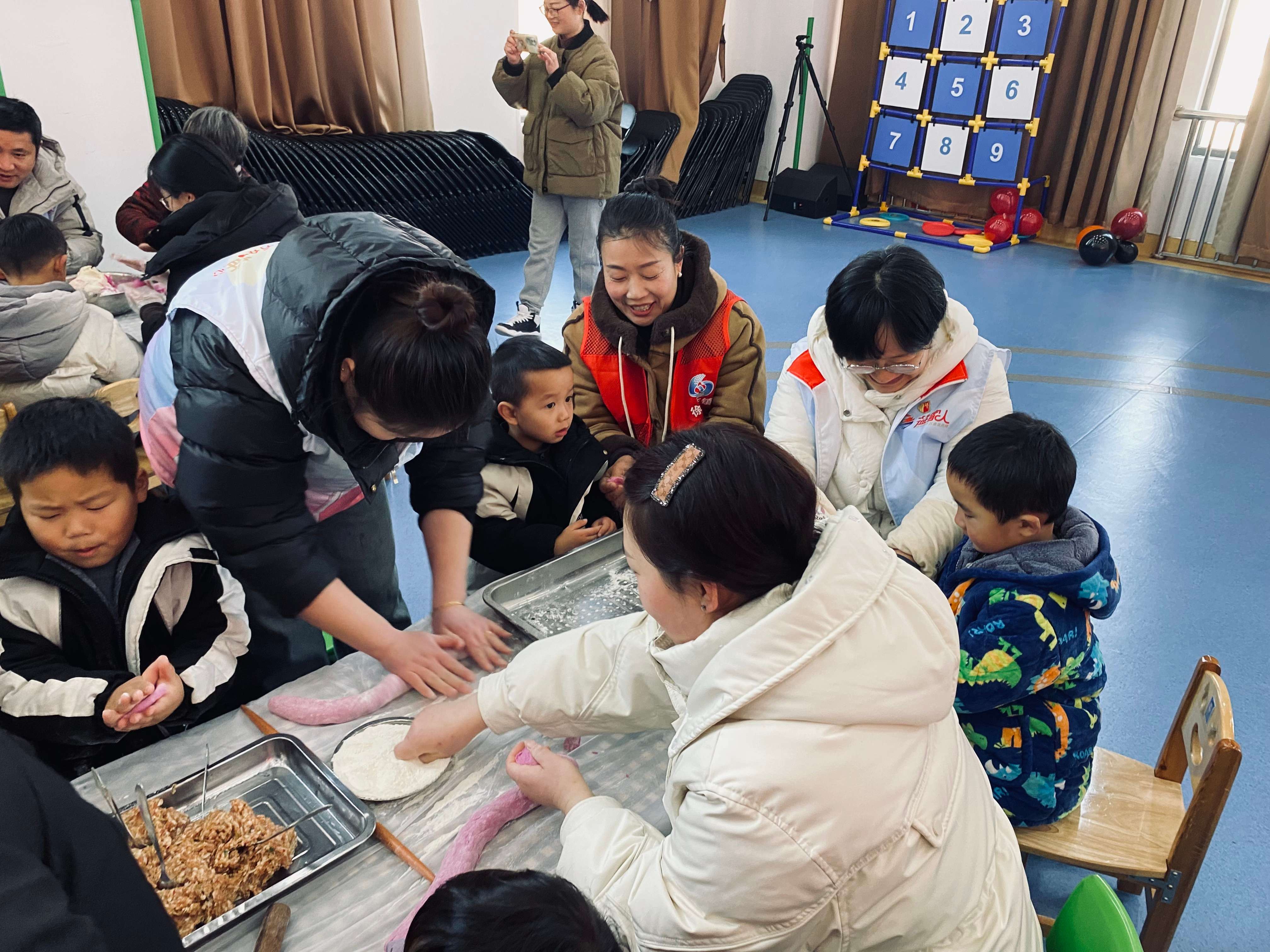饺香四溢迎新年 亲子共融暖寒冬——江苏省徐州经开区徐庄镇吴集村关工委开展包饺子迎新年活动
