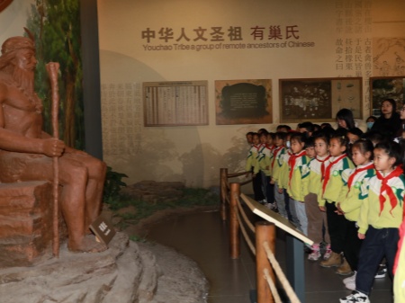 聆听名人故事，厚植爱国情怀
