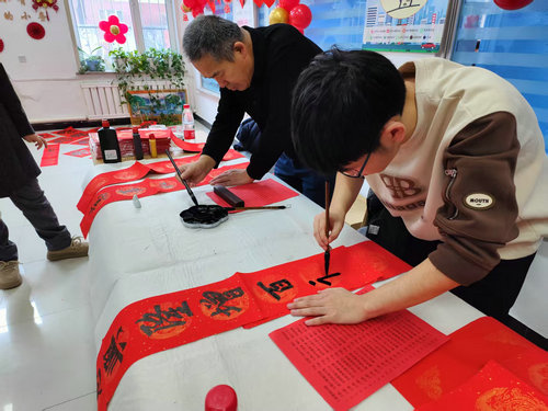 黑龙江省牡丹江市阳明区机车东社区关工小组开展“喜迎亚冬会 祝福进万家”活动