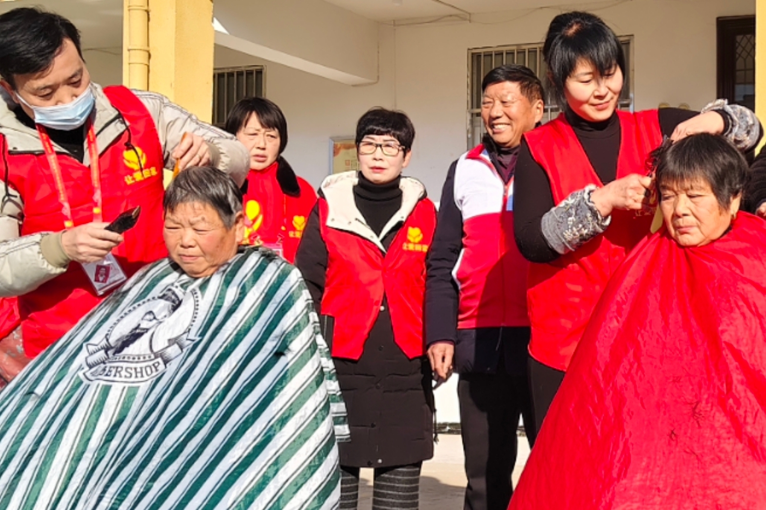 安徽省阜阳市阜南县于集乡关工委携手志愿者开展“义务理发暖人心〞活动