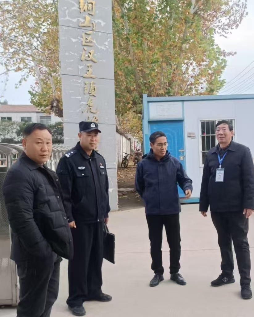 江苏省徐州市铜山区汉王镇派出所关爱站站长滕绍军到虎腰小学检查校园安全