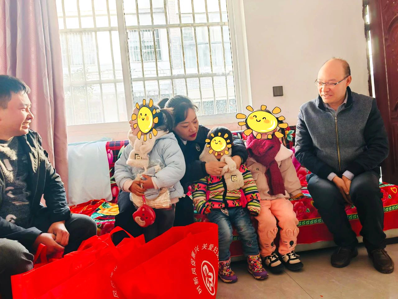 四川省凉山州会东县妇联关工委组织“爱心妈妈”走访关爱留守困境儿童