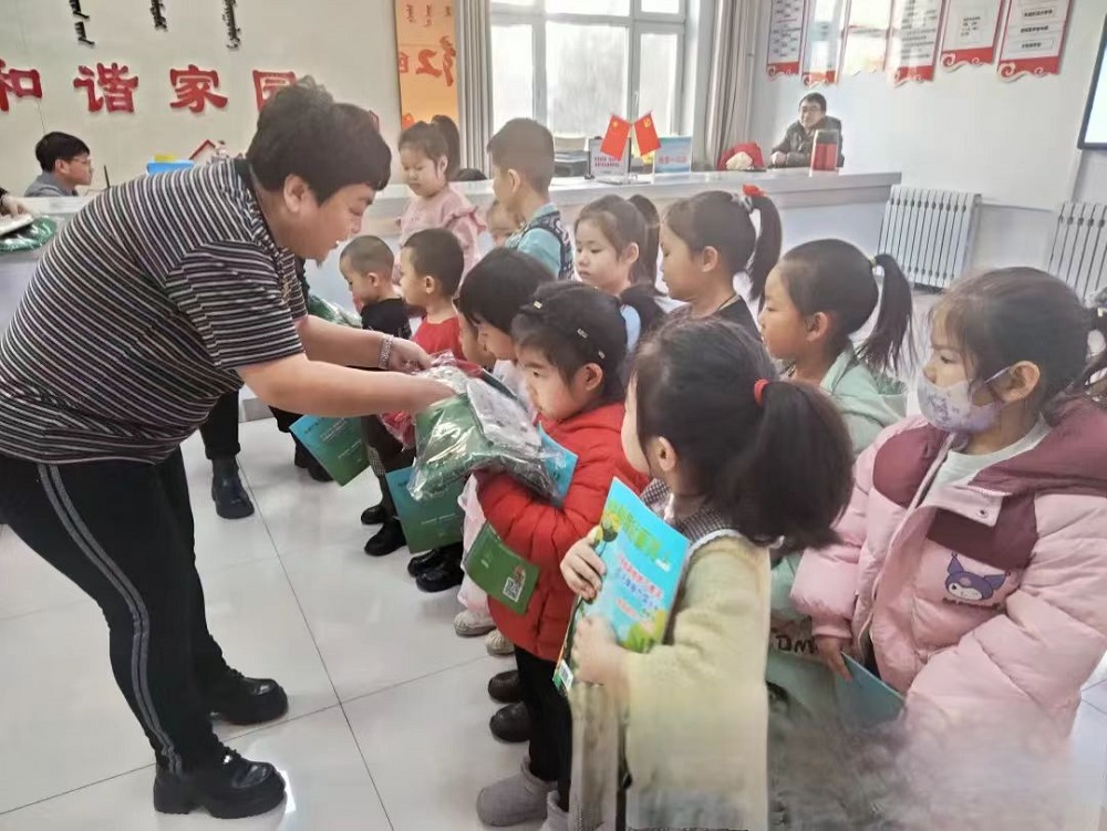 内蒙古自治区赤峰市翁牛特旗全宁街道河南社区关工委开展“把爱带回家，同心护成-长”儿童关爱服务活动