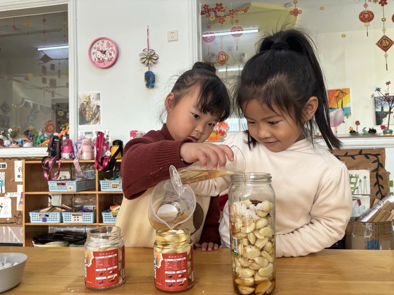 徐州经开区重埠村幼儿园开展“悦享腊八，蒜你可爱”腊八蒜制作活动