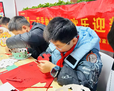 安徽省合肥市包河区义城街道迎淮社区关工委开展“墨香飘满蛇年 义写春联暖人心”活动
