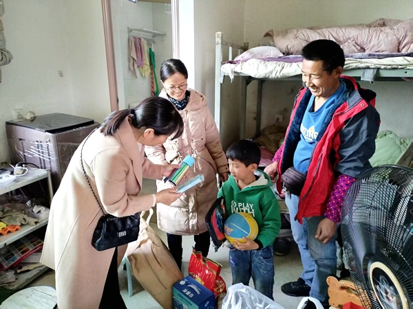 四川省凉山州宁南县委编办关工委开展爱心妈妈结对关爱困境儿童春节走访慰问活动