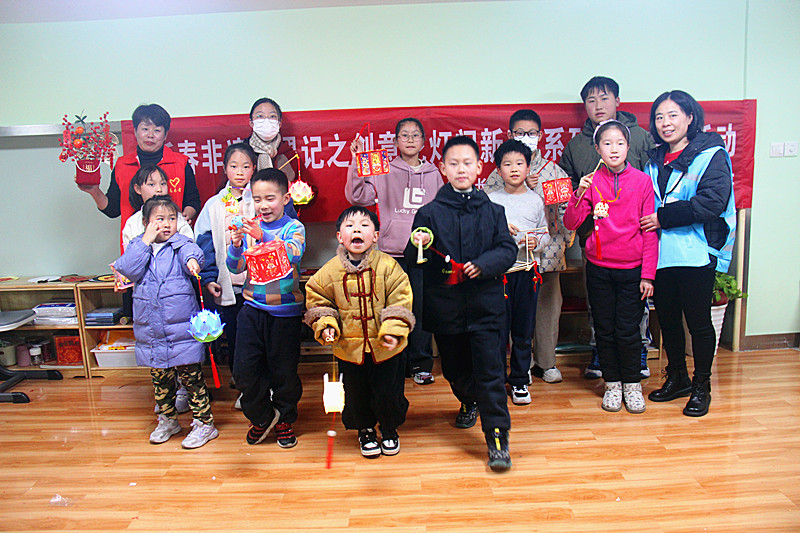 江苏省南京市秦淮区秦虹街道武定新村社区组织青少年“创意花灯闹新春”手工制作活动