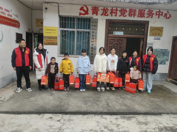 以爱携手 情暖童心——四川省凉山州宁南县人社局关工委开展“走基层  送温暖”关爱活动