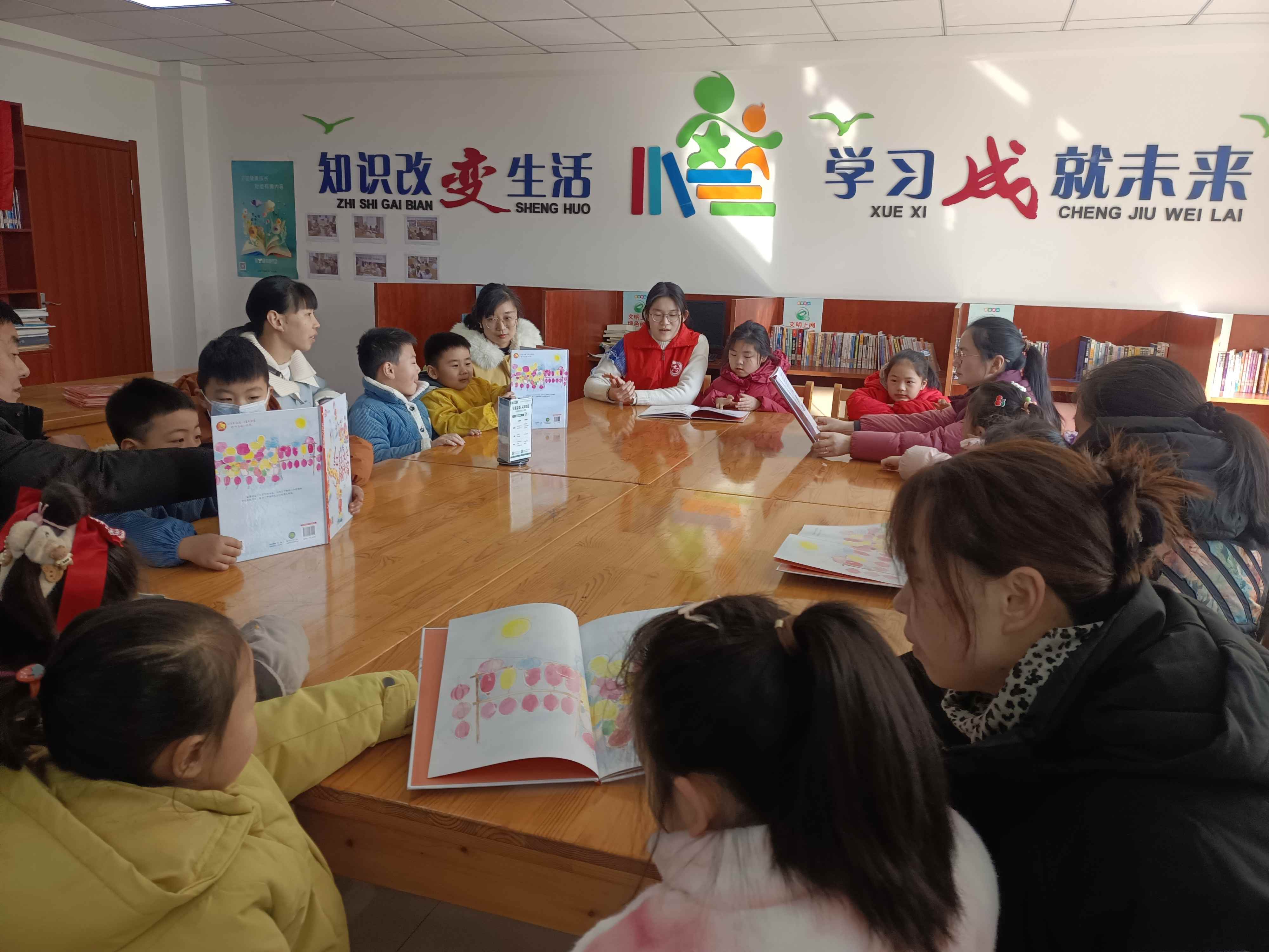 安徽省合肥市烟墩街道欣园社区关工委开展“绘本点亮元宵 非遗剪纸添彩”元宵节活动