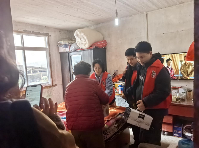 青春暖流润桑榆  压岁钱化作暖心礼