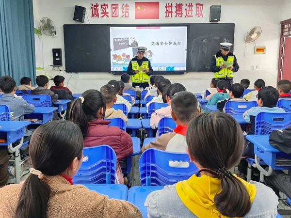 四川省凉山州宁南县关工委联合县交警大队开展“交通安全第一课”宣讲活动