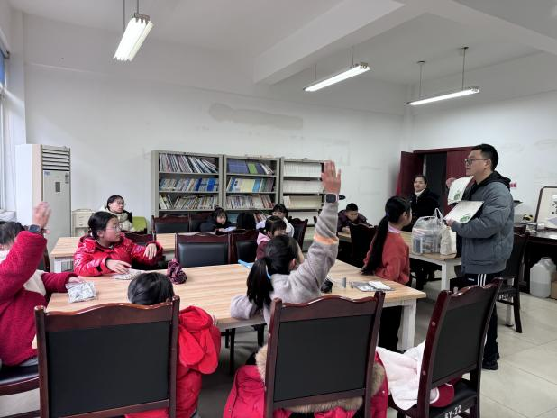 四川省成都市金牛区兴瓦社区关工委开展“一亩田园·亲邻自然”创意农场设计活动