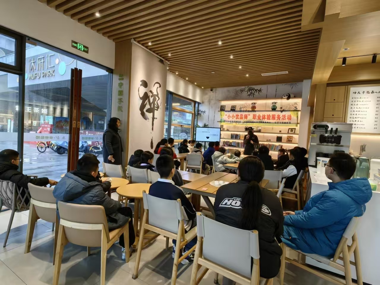 四川省成都市金牛区北站社区关工委开展“小小饮品师”职业体验活动