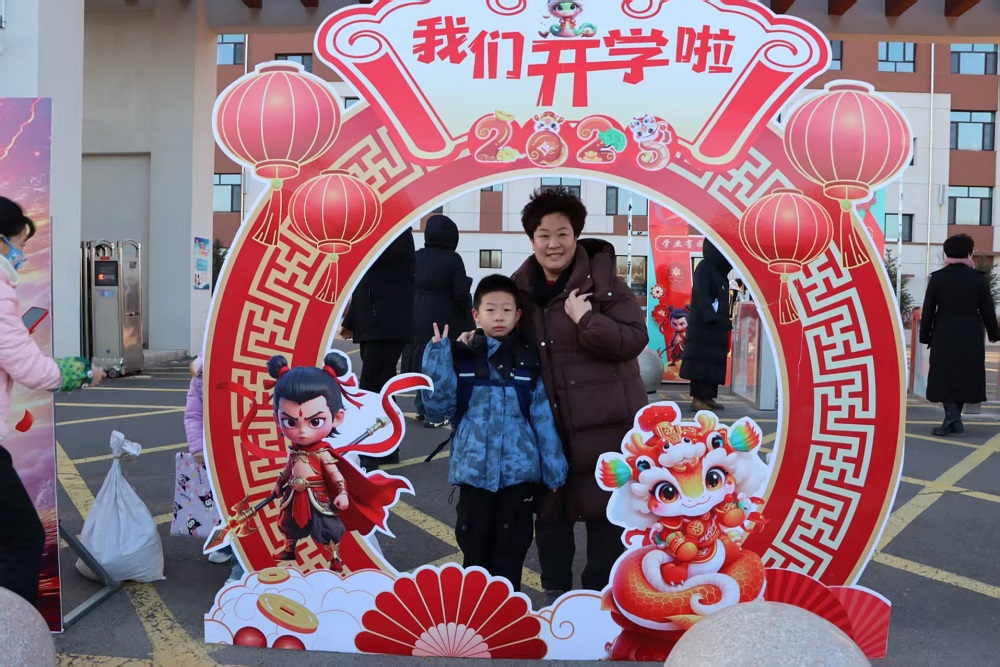 内蒙古自治区赤峰市翁牛特旗乌丹第六小学关工委开学第一天教育活动趣味多