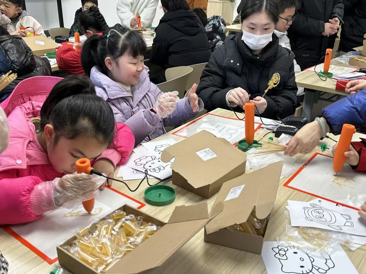 四川省成都市金牛区汇泽社区关工委开展“传统技艺添童趣 未保关怀暖人心”非遗糖画制作活动
