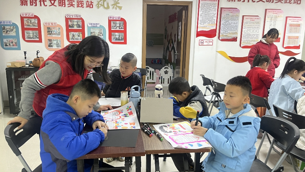 柳州市鱼峰区凤起社区关工小组开展“节水在心，手绘传情”节约用水宣传活动